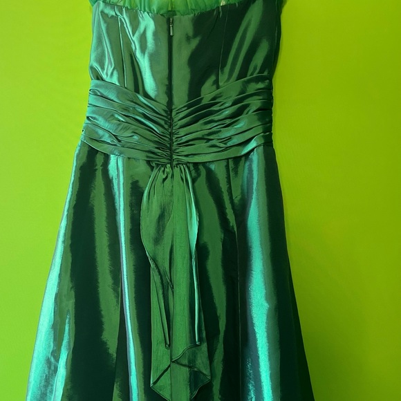 B2 Green gown size 12 formal wear - Picture 4 of 4